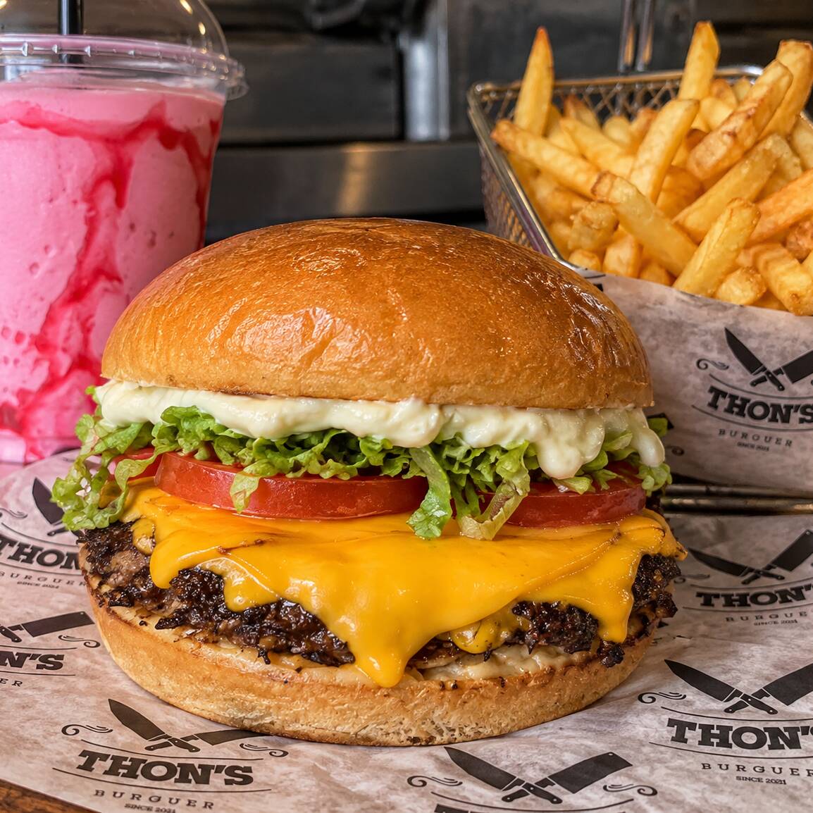 Uma experiência única de sabor ! Carne Artesanal
Pão smashinho , carne bovina de 80 g , queijo cheddar , picles , tomate , alface, cebola e maionese caseira + Batata P 120 g + Milkshake Morango 300 ml .