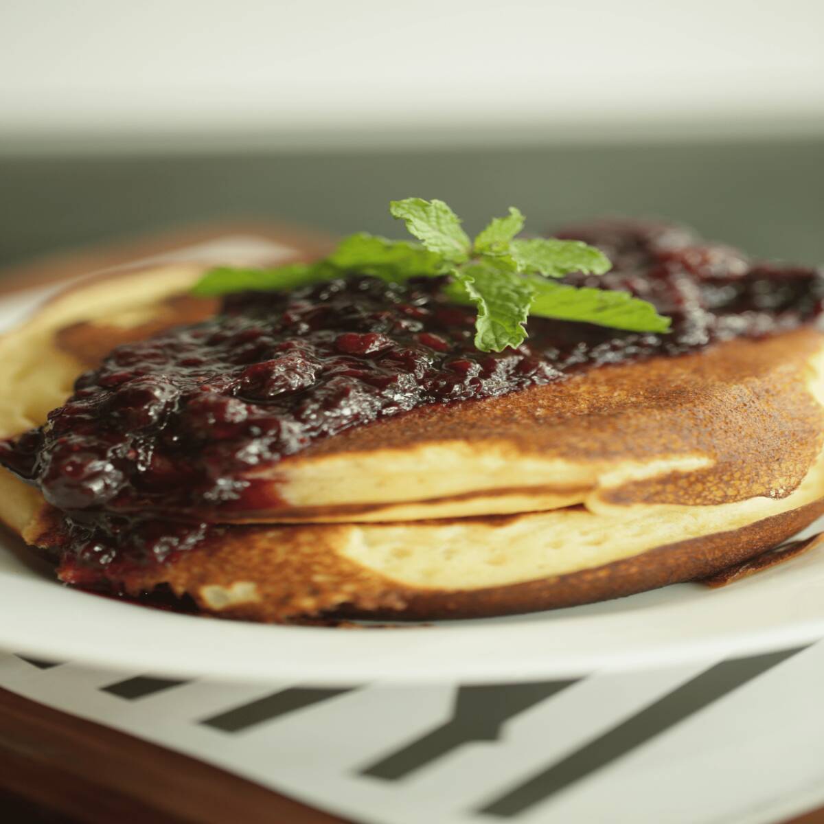 Fatias de panquecas com calda de frutas vermelhas