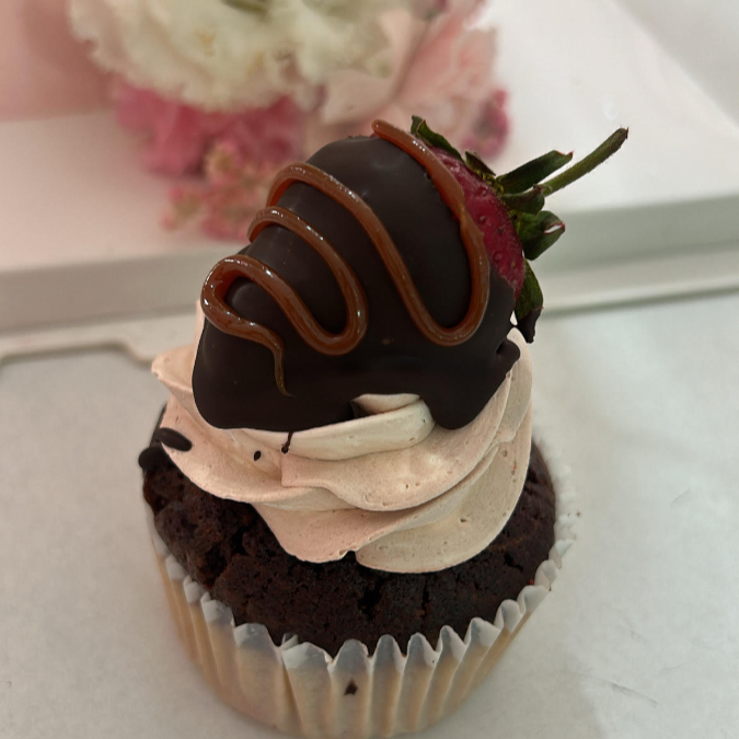cupcake marmoleado con fresa cubierta