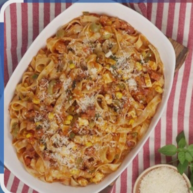 Macarronada deliciosa e suculenta com linguiça, presunto,milho, azeitona e queijo ralado e muito molhoooo uma delícia, explosão de sabor.