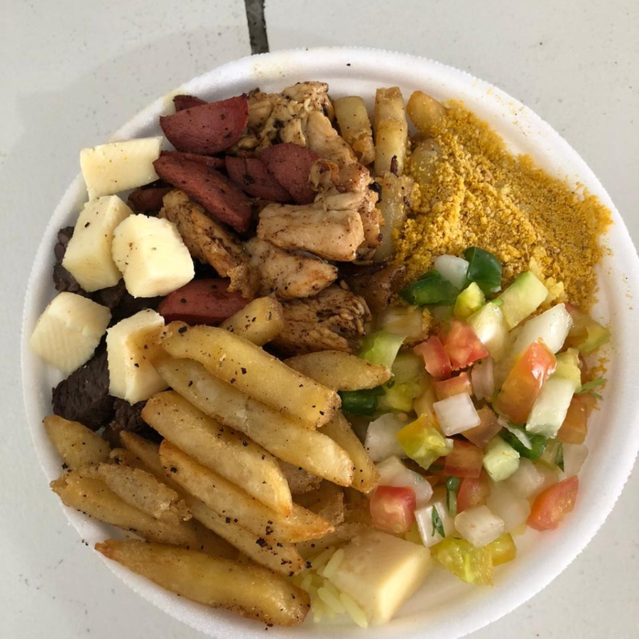 Acompanha, feijão macassar, arroz, vinagrete, farofa, carne de sol, charque, calabresa, frango bacon, queijo coalho e batata frita
