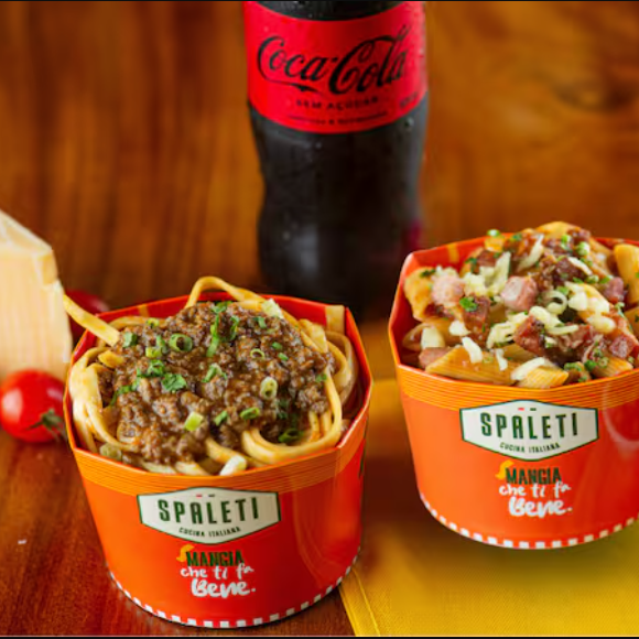 A combinação perfeita para dividir! Juntamos o nosso campeão de vendas, Talharim à Bolonhesa, com o querido Mandriole (Penne ao molho de tomate caseiro, com bacon crocante, presunto e queijo muçarela). Acompanha uma Coca-Cola Média para completar. Peça já essa dupla imbatível!