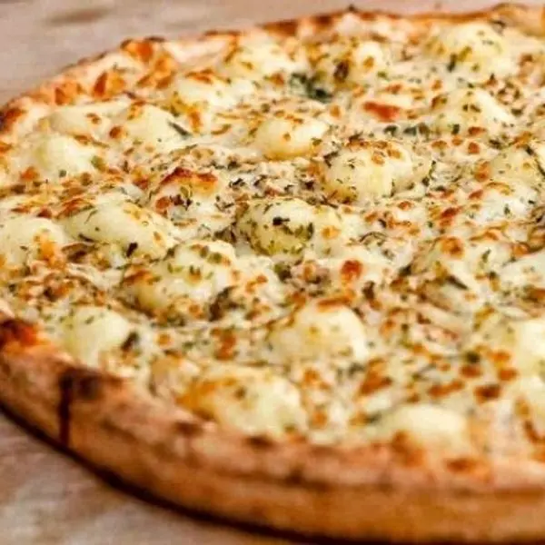 Molho ao sugo, muçarela, gostas de creem chesse e orégano