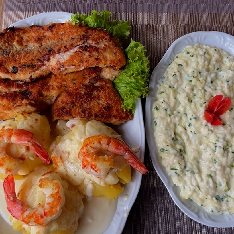 Acompanha risoto de alho poró e batatas recheadas com Catupiry e mussarela gratinadas e camarão grelhado.