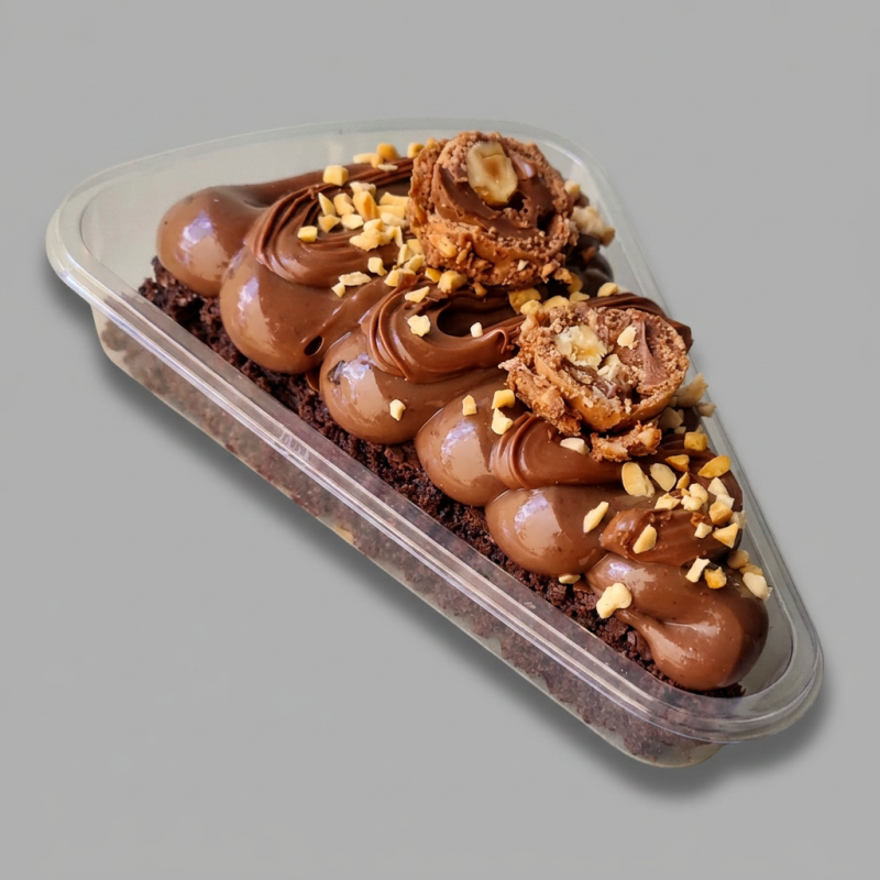 Uma deliciosa fatia de brownie feito com chocolate blend, recheada com brigadeiro cremoso de chocolate 50% cacau ,bombom Ferrero Rocher e amendoim. Aprox. 130g