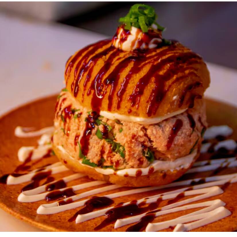 Desperte seu paladar com o Sushi burguer de Salmão grelhado! Camadas suculentas de salmão fresco, cream cheese e cebolinha, envoltas em um irresistível "hambúrguer" de sushi. Acompanha 2 molhos shoyo e 2 tare. Uma explosão de sabores em cada mordida!