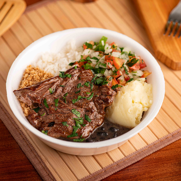 Escolha suas guarnições, sua proteína preferida e sua salada!
