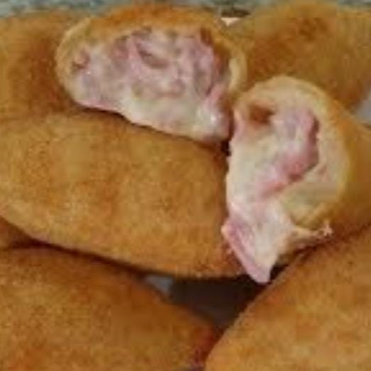 risole recheada com uma combinacao deliciosa de queijo derretido e presunto ,perfeita para os amantes de sabores classicos .acompanhado com maionese caseira .