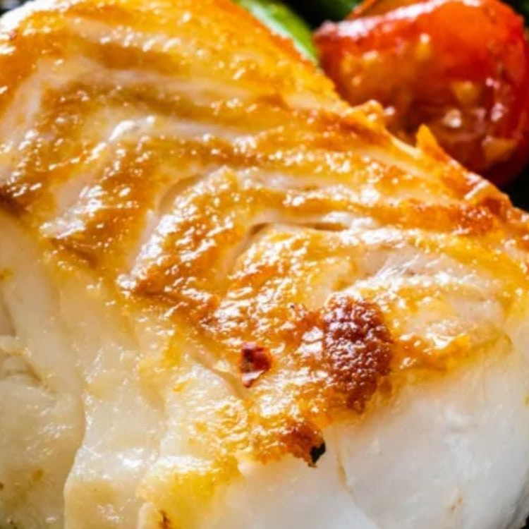 Arroz, feijão , farofa , salada . Escolha entre batata frita ou purê de batata .