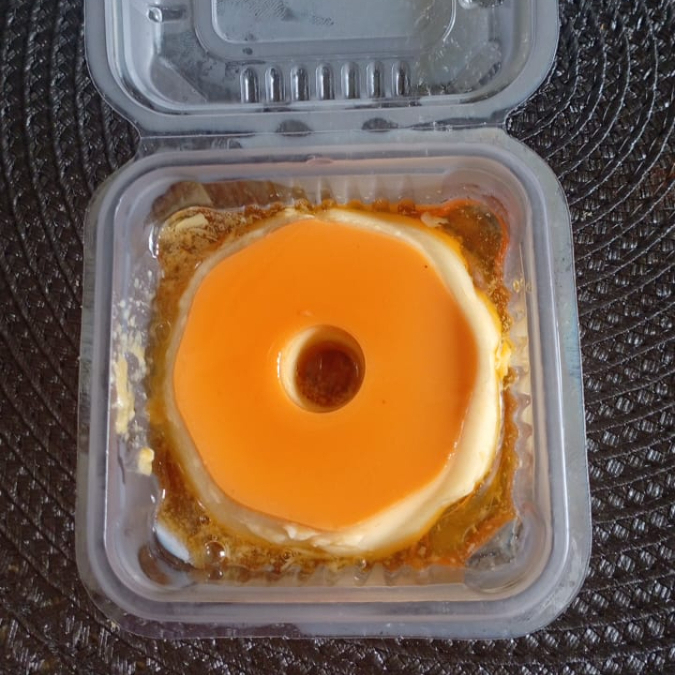 Pudim bem cremoso de leite condensado, com calda caramelizada. Porção individual de 60gramas