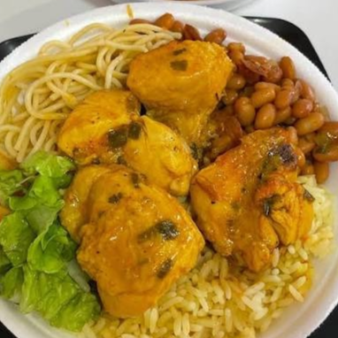 Frango Guisado, Macarrão, Arroz e Feijão Macassar