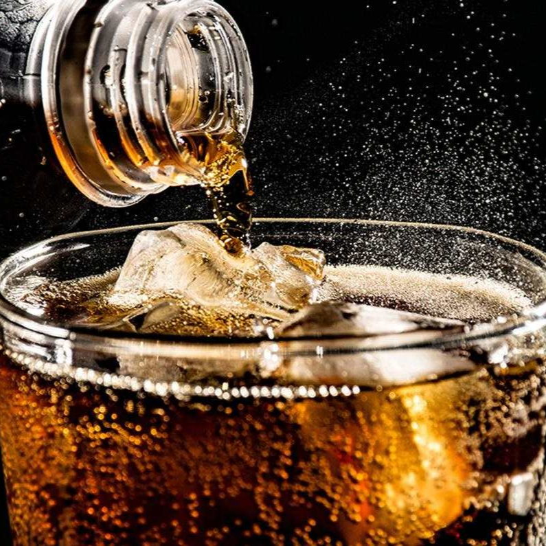50ml de T. 10 + coca cola 200ml y hielos.