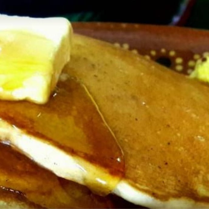 Hotcakes con Huevos y Fruta