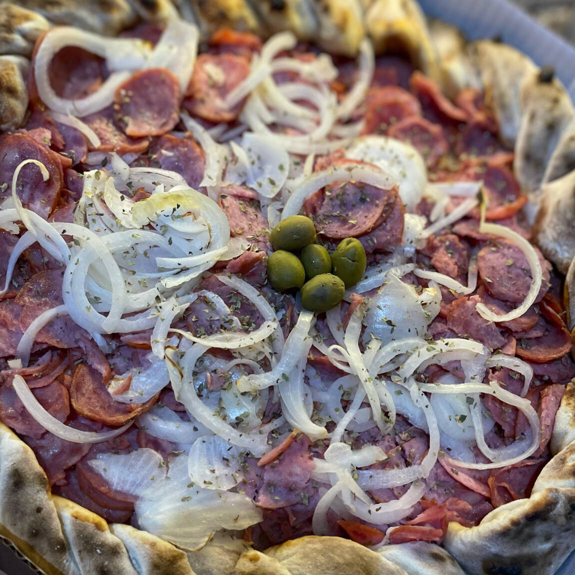 Calabresa e cebola e orégano.