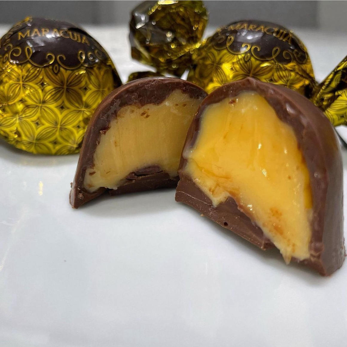 Trufas artesanais produzidas com chocolate de alta qualidade e recheios cremosos.
