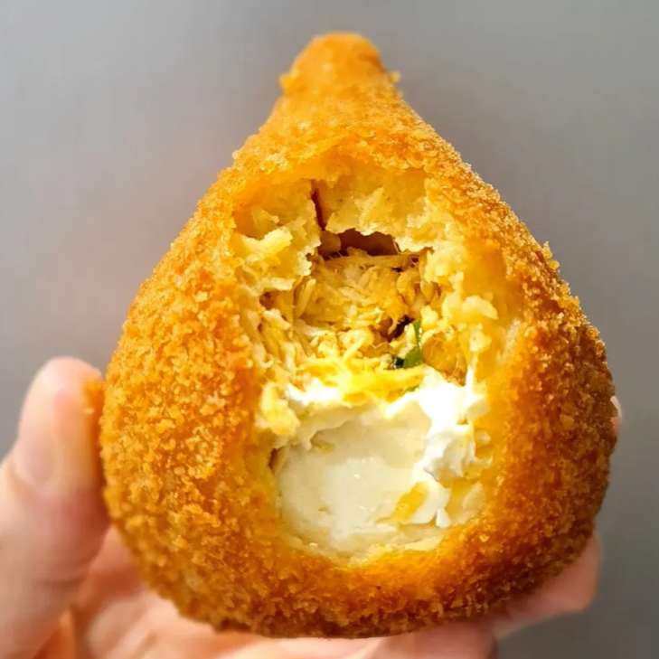 Massa bem macia e Saborosa com o nosso frango desfiado bem temperado e finalizado com catupiry empanado na farinha panko