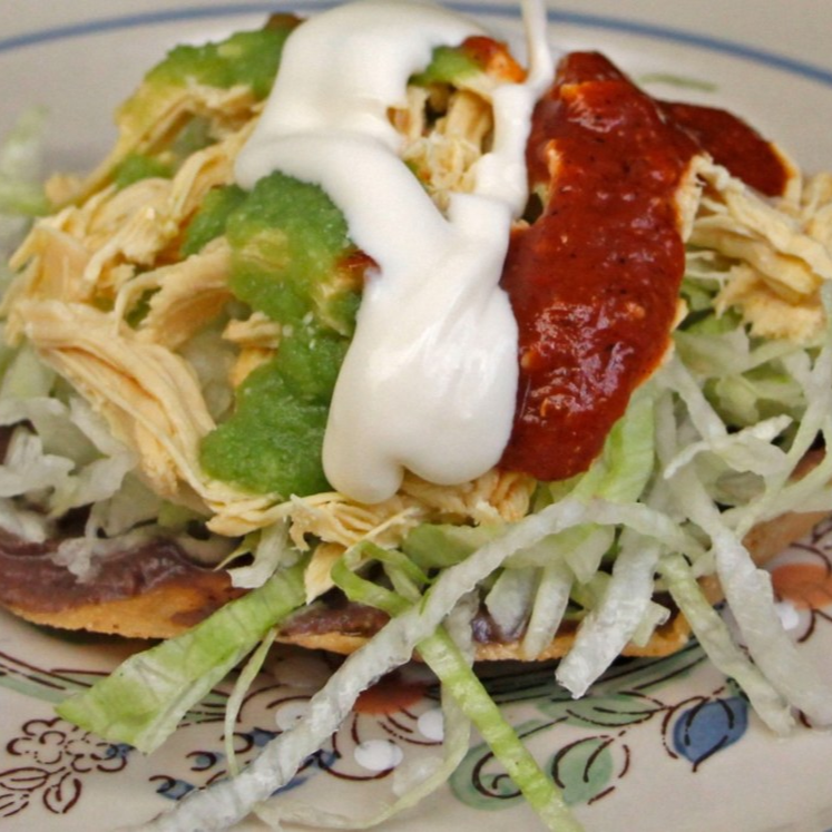 tostada de pollo o quesillo