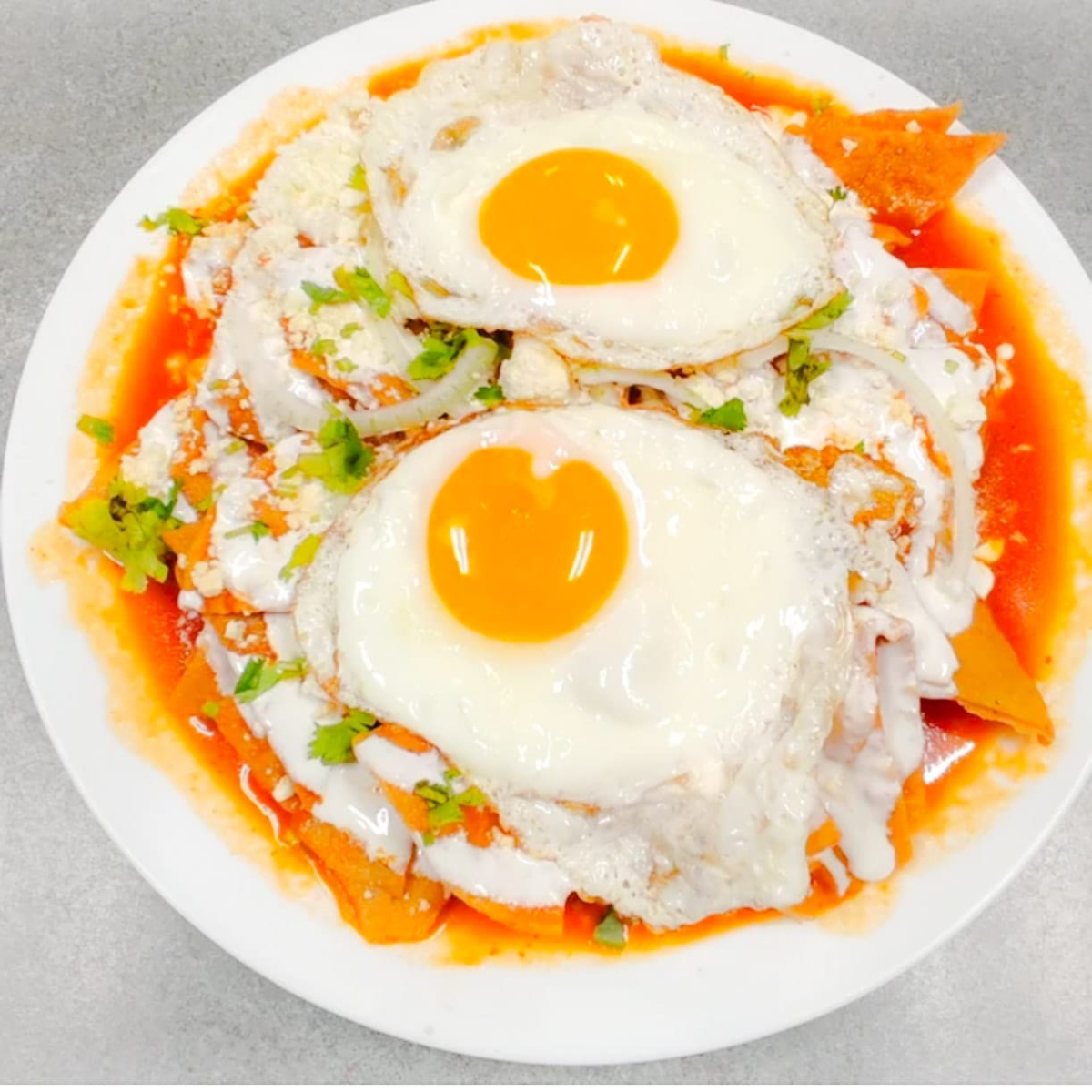 CHILAQUILES ROJOS CON HUEVO