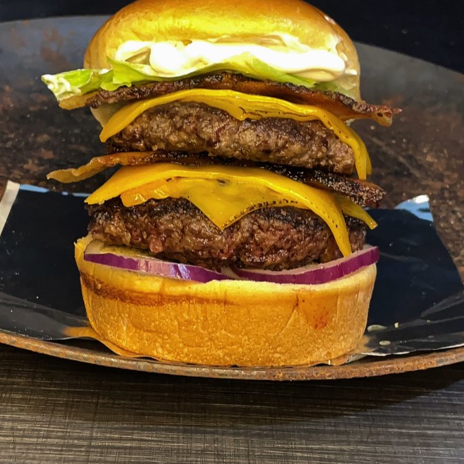 Pão brioche, 2 Burguer delicioso de costela 120g,bacon crysp,4 fatias de cheddar,molho grill,alface americana