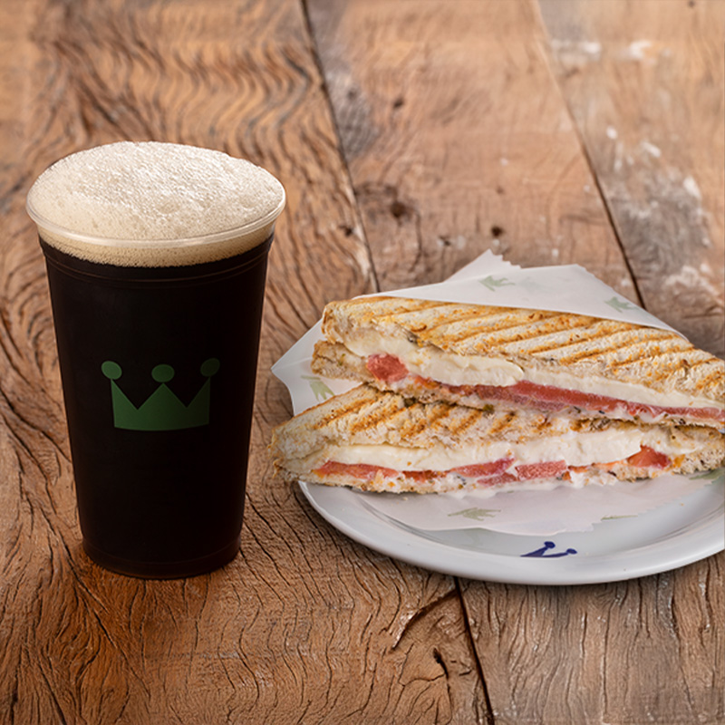 Escolha sanduiche recheado, acompanhado do nosso delicioso Mate puro ou com limão.