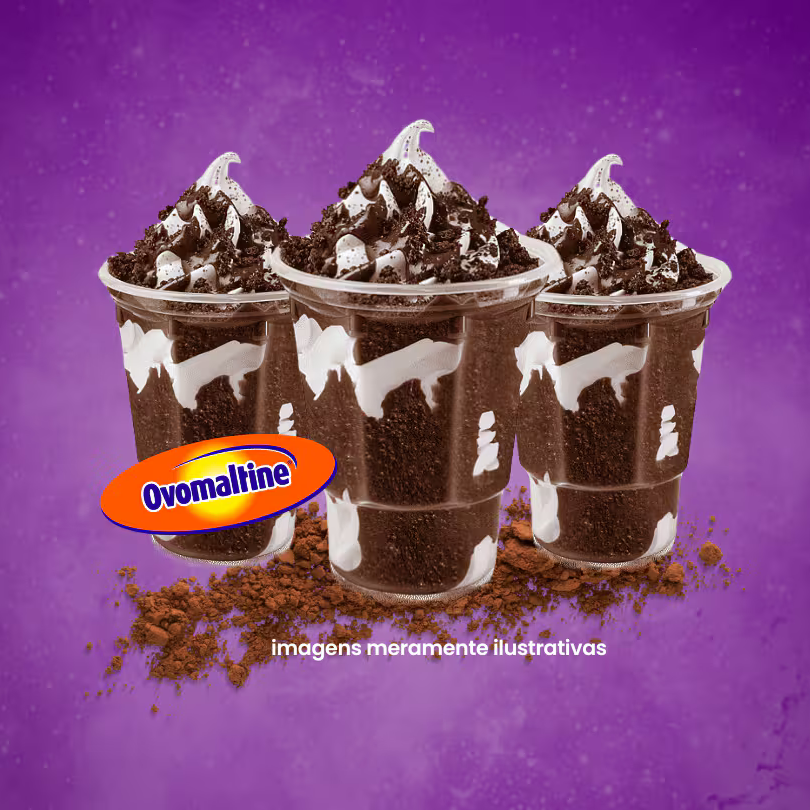 Sorvete cremoso com calda de chocolate e crocante de Ovomaltine.