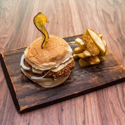 Pão com gergelim, filé de frango empanado, mussarela, cebola, alface e molho de ervas