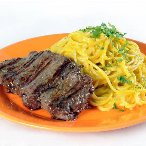 spagueti a La Huancaina Con Bistec