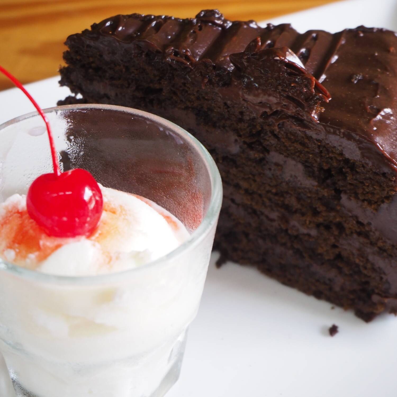 PASTEL DE CHOCOLATE CON HELADO