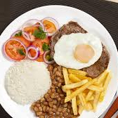 Clássico brasileiro irresistível! Bife a cavalo suculento, coberto com ovo frito no ponto certo, acompanhado de arroz branco soltinho, feijão branco saboroso e batatas fritas crocantes. Uma marmita completa, farta e com o autêntico sabor caseiro!