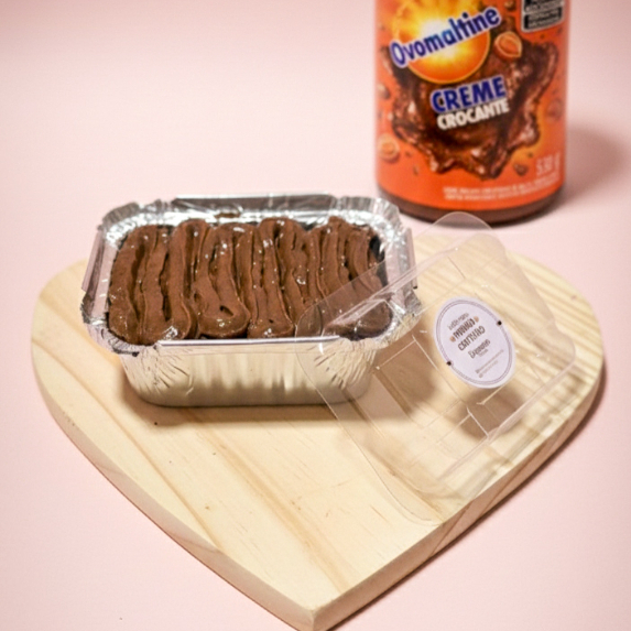 O Brownie Marmitinha Ovomaltine é para quem gosta de textura e sabor na medida certa: brownie bem chocolatudo, macio e úmido, coberto com um creme de Ovomaltine que traz aquele mix perfeito de cremosidade e crocância. Uma combinação irresistível que transforma cada colherada em um momento cheio de intensidade e doçura. Tamanho 8×10cm - aprox 120g