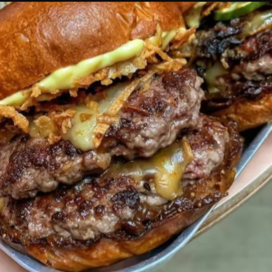 Pão Assado na Chapa, 2 Blends de 100g, Fatias de Queijo Cheddar e a Nossa Maionese Artesanal