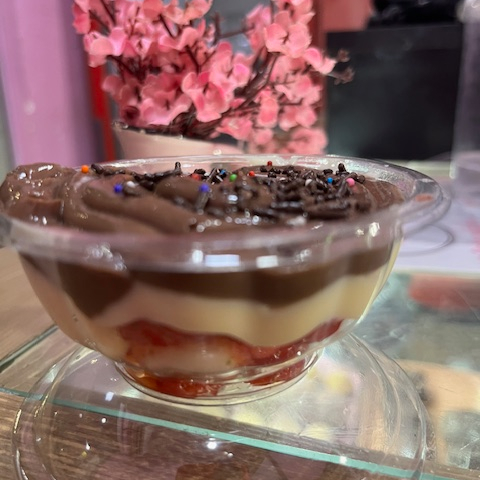 Morango fresquinho, recheio cremoso e uma camada de chocolate que derrete na boca nosso bombom é amor á primeira mordida!