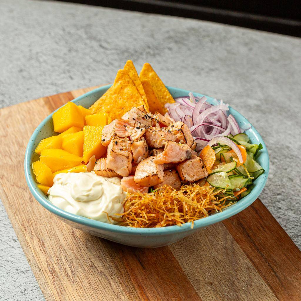 Base arroz Japonês, Pedacinhos de Manga em Cubos, Cebola Roxa, Pepino Fatiado, Chips de Batata, Cream Cheese, Doritos e Salmão em Cubos Flambado. Finalizado com Mix de gergelim.