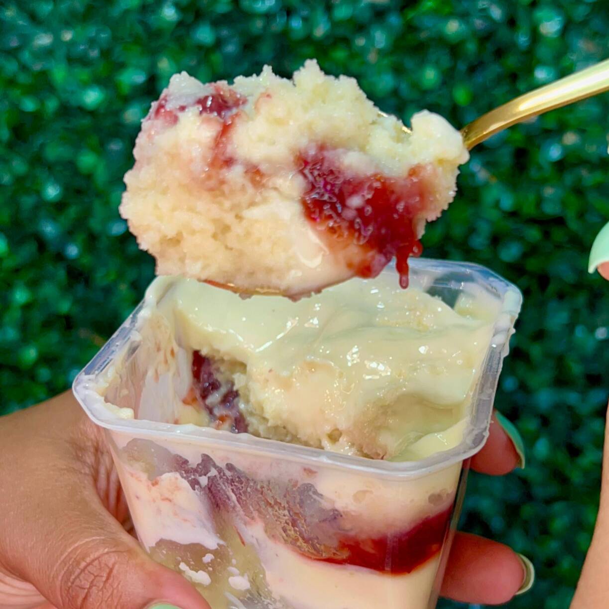 Camadas irresistíveis de massa fofinha, creme de leite Ninho super cremoso e nossa deliciosa geleia artesanal de morango, preparada com frutas selecionadas. Uma combinação equilibrada, suave e cheia de sabor, perfeita para quem ama sobremesas delicadas e marcantes.