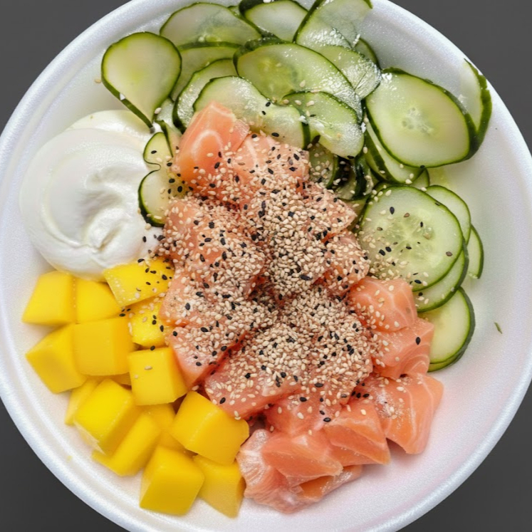 Atenção a descrição . Poke já montado pela casa, contendo: arroz shari, cream chesse, sunomono, manga e gergelim. Itens não sao alterados. pesando aproximadamente 400 gramas sendo 100 gramas de proteina