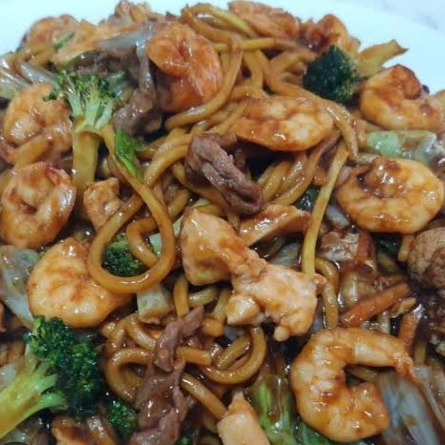 Carne, frango, legumes e camarão.