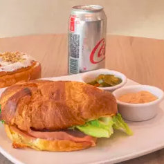Combo Croissant Jamón y Queso