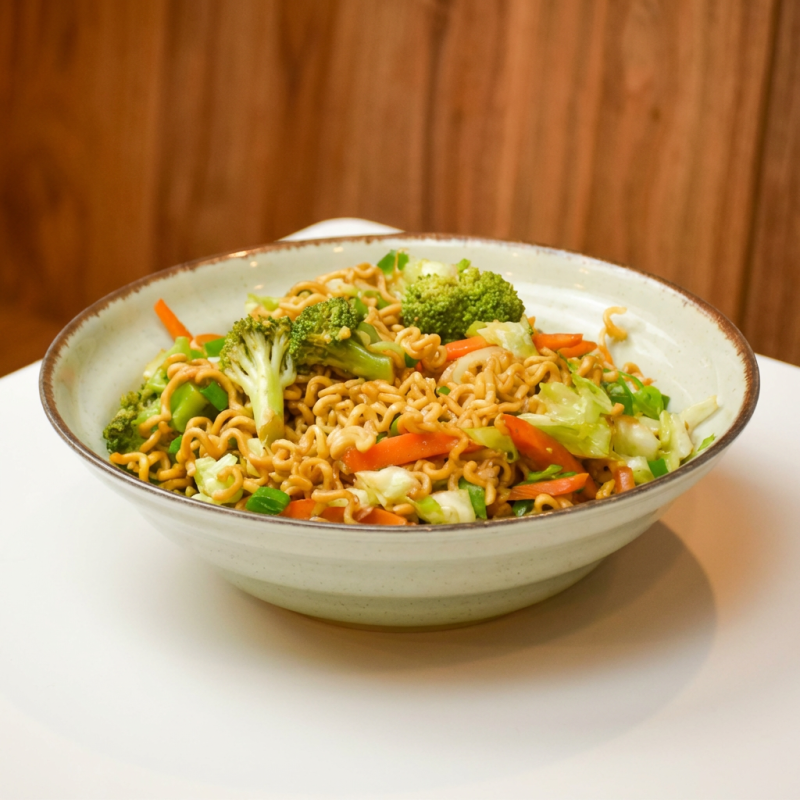 Yakisoba feito na hora com legumes frescos, camarão e molho especial (450gr)