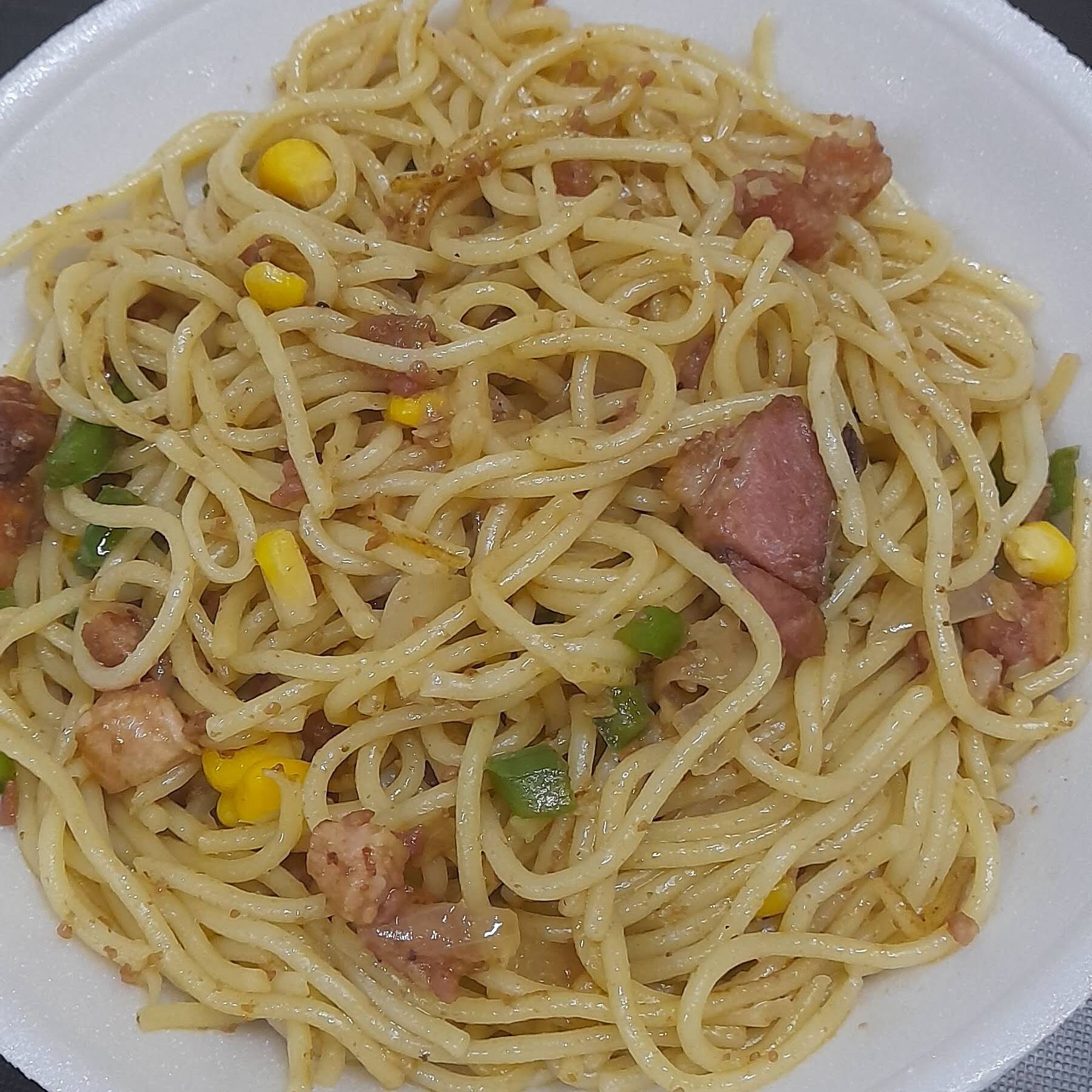 delicioso macarrão com bacon, calabresa, cebola, molho shoyu e queijo mussarela.