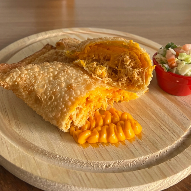 Pastel de Frango com Cheddar: frango desfiado e cheddar cremoso. Obs: Foto meramente ilustrativa.