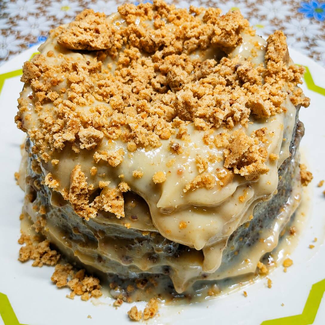 Massa fofinha, recheio super cremoso e uma cobertura de paçoca que escorre a cada colherada 🤤🥜
O equilíbrio perfeito entre o doce e o sabor irresistível da paçoca, finalizado com farofinha crocante por cima!
Uma explosão de sabor em cada pedaço 💛🔥