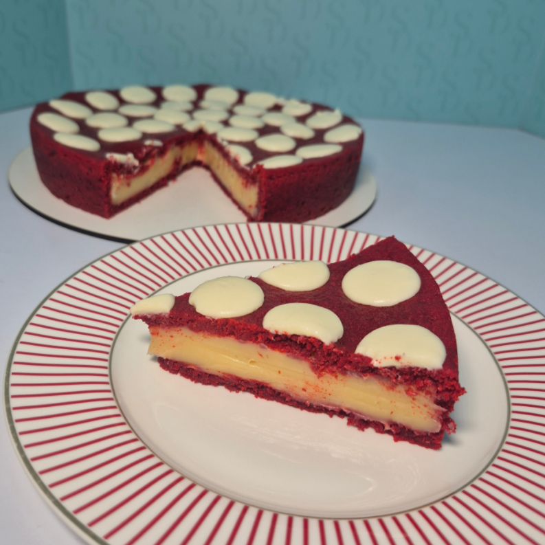Uma combinação irresistível: massa de cookie red velvet macia por dentro e levemente crocante por fora, recheada generosamente com brigadeiro branco cremoso.