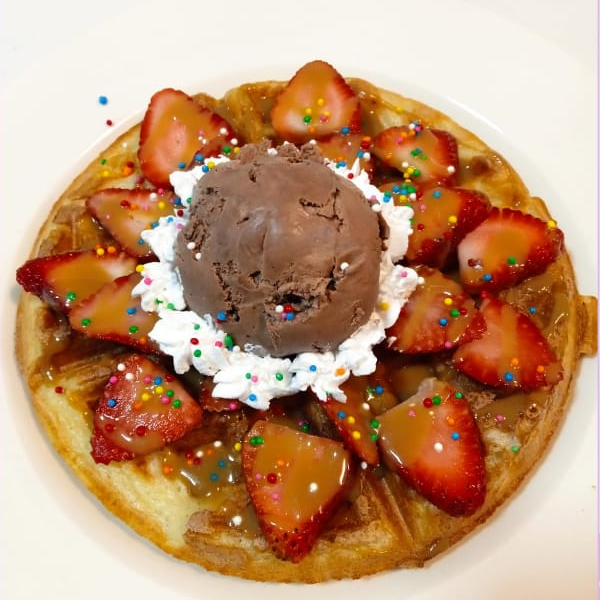 Waffle con Helado y Fresas
