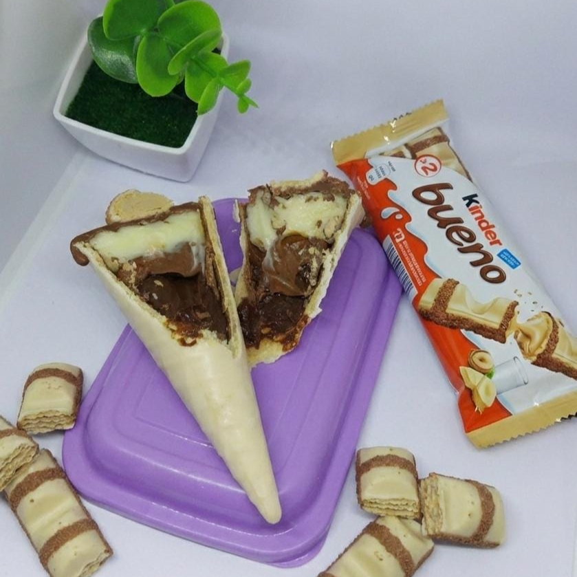 Ingredientes: Recheio de creme de leite ninho, creme de avelãs puro, recheio de chocolate 50%, a casquinha é banhada no chocolate blend e para finalizar um pedaço de kinder bueno no topo. 😋 #conetrufado #kinderbueno #amdocesss #docesartesanais #doce
