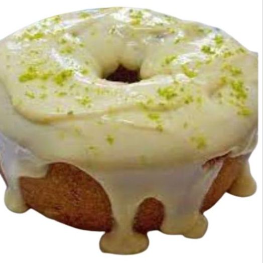 Bolo de limão com mousse de limão, finalizado com raspas de limão. Serve 8 pessoas aproximadamente.