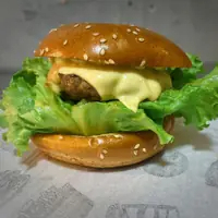 Pão de Brioche, Blend Bovino 120g,queijo Prato, Alface, Tomate, Maionese verde da casa.