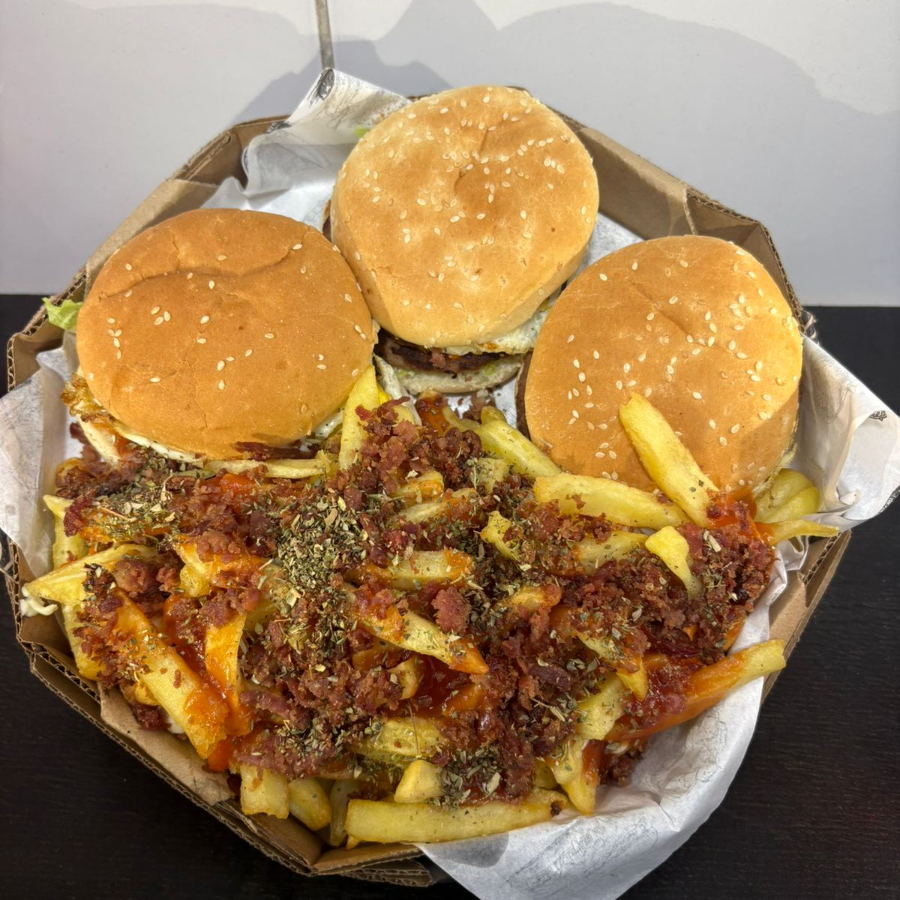 3 Hambúrgueres ( Pão, Carne, Salada, Ovo, Cheddar, Requeijão, Maionese de Alho e Batata Palha) + Batata (Bacon, Calabresa, Cheddar e Orégano) 2l