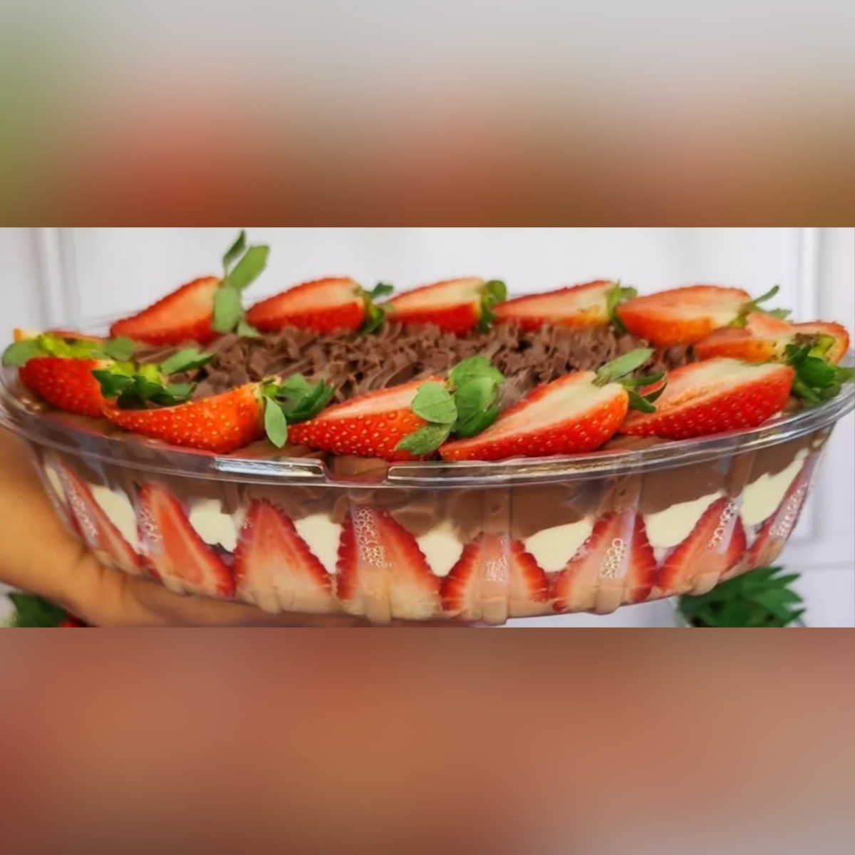 Morangos frescos, creme branco e brigadeiro cremoso