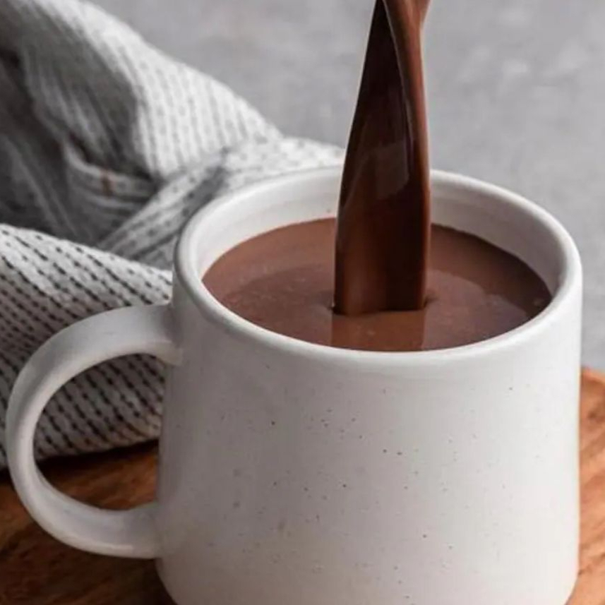 Chocolate quente cremoso, preparado com leite e chocolate, servido em 200 ml. Quentinho, doce na medida certa e perfeito para aquecer o seu dia.