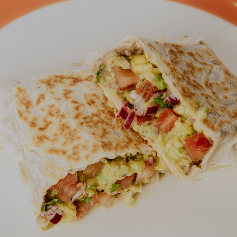 Tortilla de trigo, pasta de feijão, muçarela, guacamole, salada mexicana e alface.
